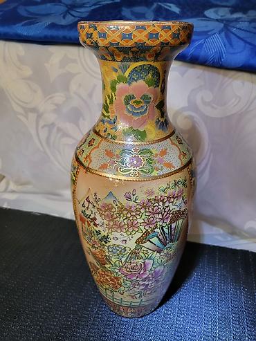 Umetnost i kolekcionarstvo: Kineska vaza,rucno reljefno oslikana iz 70ih godina. Porcelanska — 1