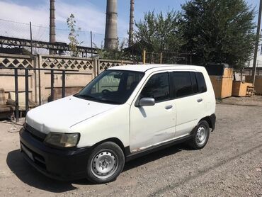 Toyota: Срочно. Белый минивэн Nissan Cube первого поколения, который