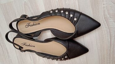 жен обувь: Срочно продаю новые босоножки 36 размера на узкую ножку за 400 сомов
