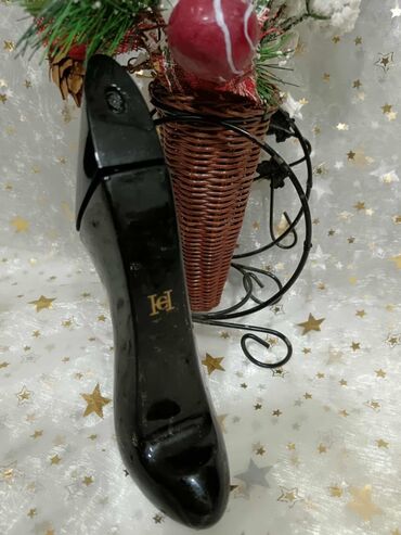 Parfemi: Crna bočica parfema Versace Crystal Noir sa fasetiranim čepom u obliku — 18