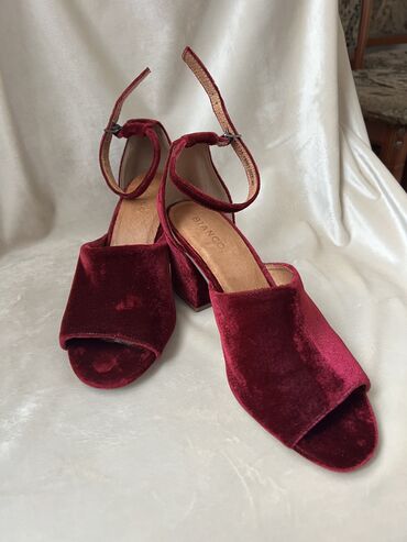 кожаные сандалии: Женские босоножки на каблуке Бренд: Bianco Размер 40. Подходят для