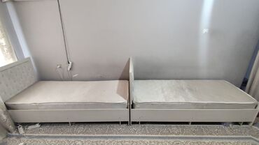 продаю кровать: Две односпальные кровати с матрасами, выполненные в светлых тонах