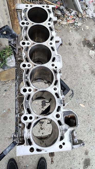 mühərrik yağları: BMW üçün 6 silindrli mühərrik bloku satılır. Şəkillərdə görünən detal — 1