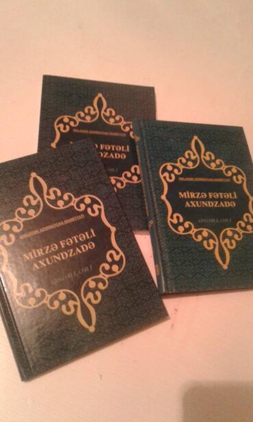 Kitablar, jurnallar, CD, DVD: Ədəbiyyat kitabları satılır. Biri 40 manat
