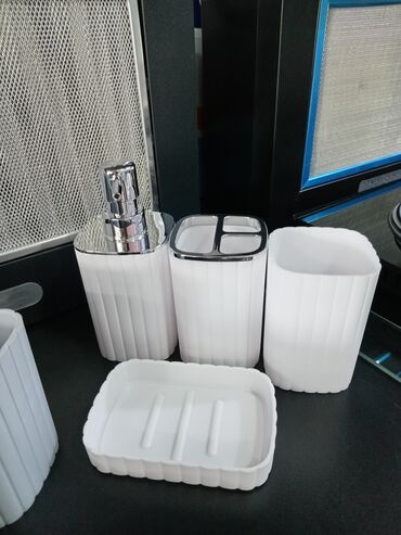 aksa: Ağ rəngdə, müasir dizaynlı vanna otağı dəsti. Dəstə sabun qabı, diş