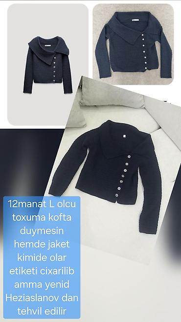 L ölçülü toxuma kofta. Tünd rəngdə, uzunqollu modeldir. Ön hissəsi yan