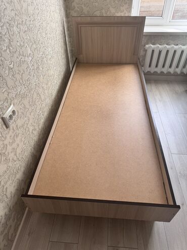 односпальная гарнитуры: Односпальная кровать с изголовьем, выполненная из светлого дерева с