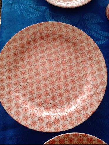 Kompleti posuđa: Servis za 4 osobe sa velikim soljama. Boja je lepa crvena. razlika — 8