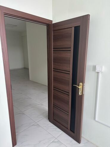 qapi modelleri: 3 dene qapi var. Qiymet 135 azn, Abseron ticaret merkezinde yerlesir