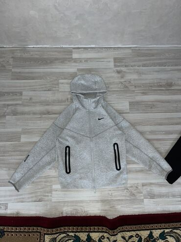 найк теч флиск: Светло-серое худи Nike Tech Fleece на молнии с капюшоном. Модель имеет