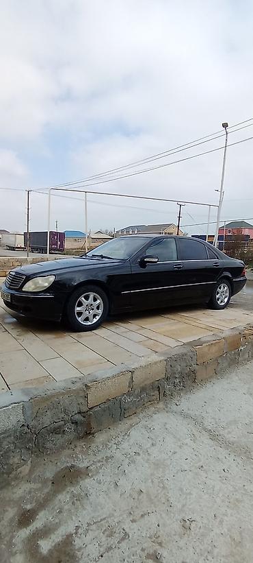 a class mercedes: Mercedes‑Benz S‑Class (W220), qara rəng, sedan gövdə. Əsas — 1