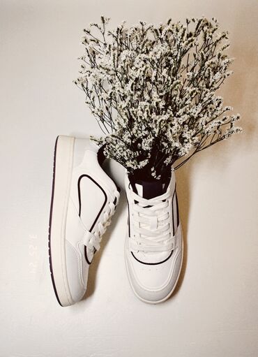 Кроссовки и спортивная обувь: Продаю женские кроссовки Zara 38 размер 4500 Белая футболка размер М