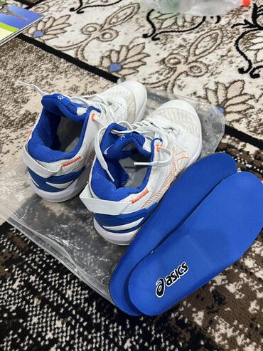 адидас кроссовки для волейбола: Кроссовкалар, 38, Asics, Жаңы, түсү - Ак