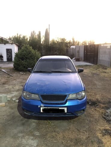 шины нексия: Надо сделать каропку передачу Торог у капота Синий седан Daewoo