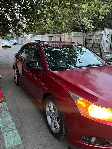cankan masin: Chevrolet Cruze sedan – qırmızı rəngli, Azərbaycan nömrə nişanı ilə — 5