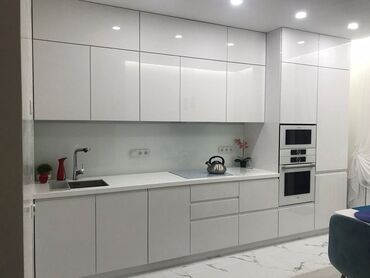 Кухонные гарнитуры: Современный кухонный гарнитур в стиле минимализм - Прямая линейная