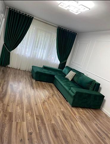 Yaşıl məxməri künc divan - Forma: L-şəkilli künc divan, geniş
