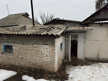 Продажа коттеджей и домов: Үй сатылат • Жер аянты: 9 сотых • Үй 3 бөлмөлүү • Сырты жана полу — 3