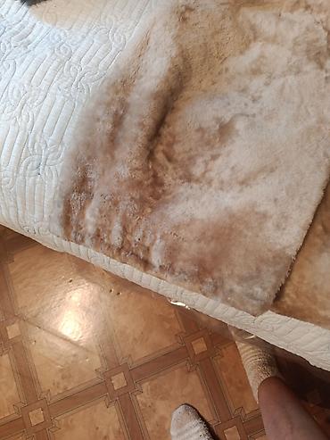 шубку: Шуба из овчины с капюшоном, светло-бежевого оттенка. Модель — 2