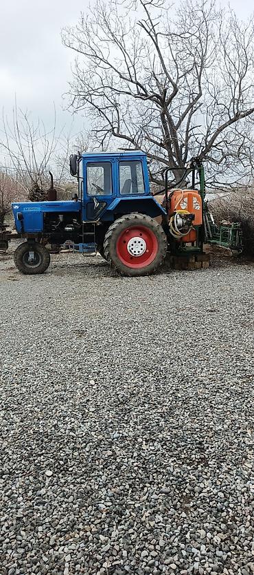 traktor yumze: Belarus MTZ təkərli traktor və asılan püskürdücü və gübrə səpənlə — 8