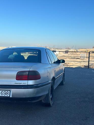 Opel: Opel Omega: 2 l | 1999 il Sedan — 5