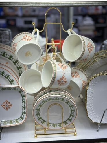 офисная посуда: Элегантный набор посуды, включающий чашки, тарелки и сервировочные