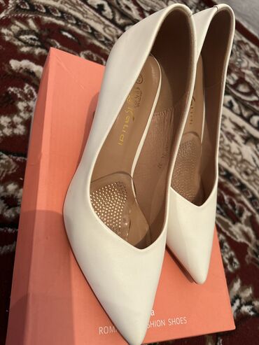новая женская обувь: Туфли 37, цвет - Белый