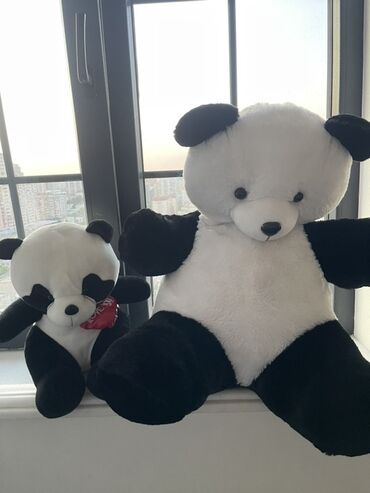 oyuncaq panda: Qara və ağ rənglərdə olan iki ədəd yumşaq panda oyuncağı. Böyük