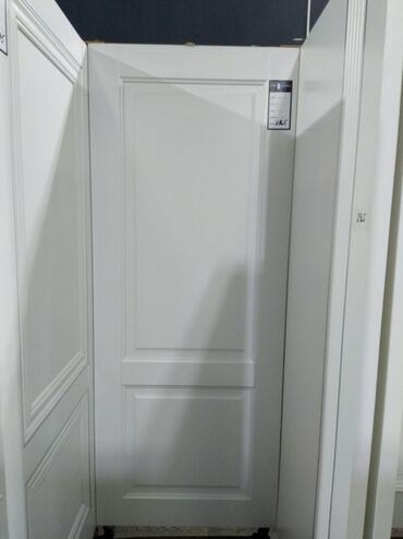 Seyflər: Ağ rəngdə, klassik dizaynlı qapı. Düzbucaqlı panellərə malikdir və