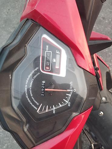 Транспорт: Yongfu skuter/moped - Kuzov rəngi: qırmızı-qara - Nömrə lövhəsi: “00 — 5