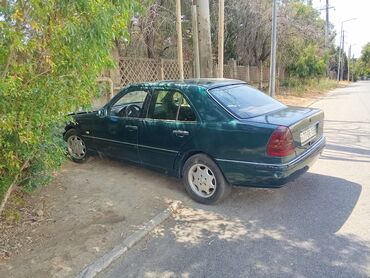 yeşqa mersedes: Mercedes-Benz C-Class sedan modeli, yaşıl rəngdə və klassik dizayna