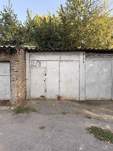 пивной павильон: Гараж (бокс) из кирпича с металлическими воротами. - Материал стен — 1