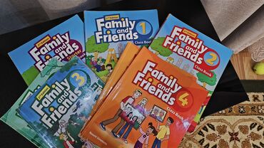 Детские книги: Продаю учебники family and friends starter,4