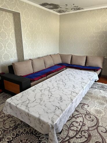 угловые диваны для гостинной: Угловой диван, цвет - Белый, Б/у
