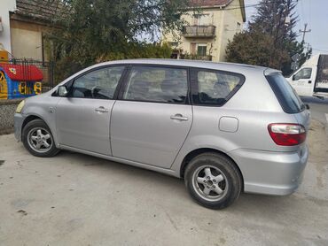 stikle broj: Toyota avensis verso 2004g.Registrovana do