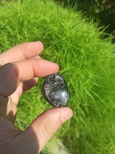 Digər kolleksiyalar: Təbii Obsidian daşı. Tamamilə təbii, emal olunmamış parlaq qara — 7