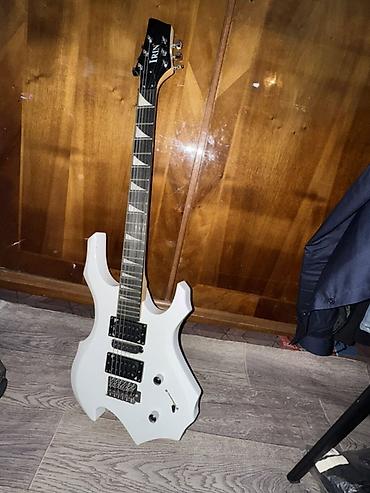 електро самокат: Elektrik gitara – ağ rəng, modern/metal tərzli kəskin konturlu korpus — 2