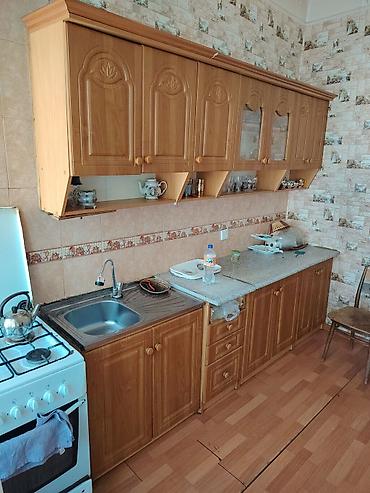 kafe stulları: 2 otaqlı mənzil – mətbəx və zal mebelli - Geniş mətbəx: taxta fasadlı — 2