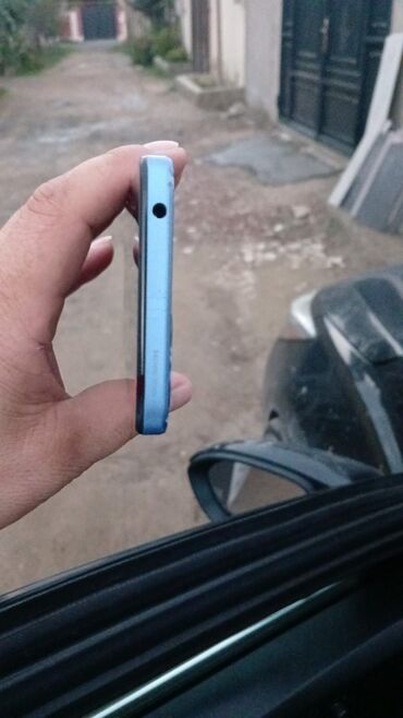 fly телефон раскладушка с большими кнопками: Mavi rəngli smartfon. Korpusun üst hissəsində 3,5 mm qulaqcıq girişi