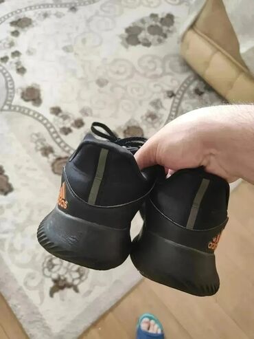 Krasofkalar və idman ayaqqabıları: Qara rəngli, Adidas firmasının idman ayaqqabısı. Rahat və yüngül