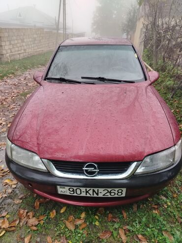 disk təkər type 0: Opel sedan – bordova rəngdə, ön hissəsi qara bamper və xrom haşiyəli