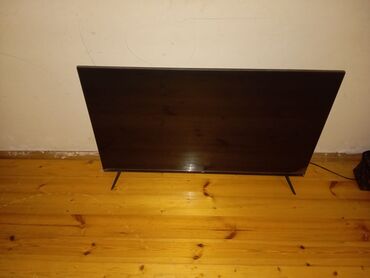 TV tünerlər və resiverlər: Daxili Wi-Fi bağlantısı və Smart TV funksiyaları olan qara rəngli