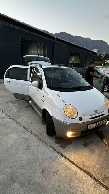 тракторы кытай: Белый городской автомобиль Daewoo Matiz с компактным кузовом хэтчбек