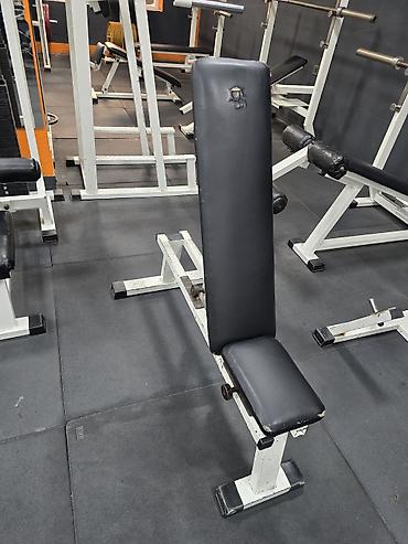 Wasl gymin Skamya 90 derecede etmek.olur. Tənzimlənən idman skamyası