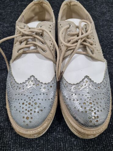 srebrna haljina kakve cipele: Oksfordice, 37