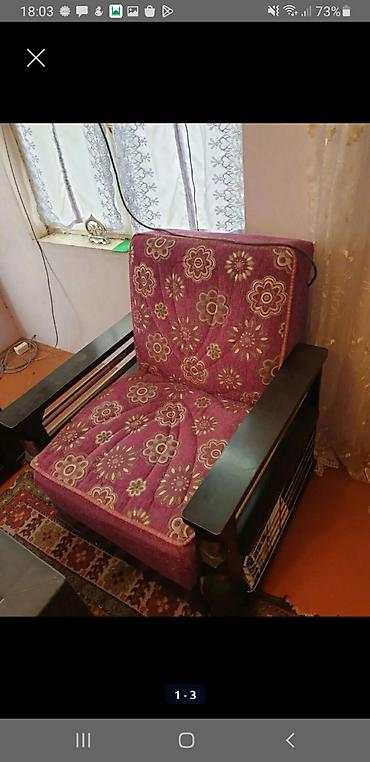 çərçivəli kreslo: Taxta çərçivəli, yumşaq oturacaq və arxa hissəyə malik kreslo. - Rəng — 1
