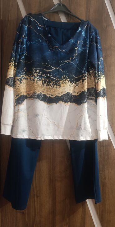 spor dest: Uzunqol bluza və şalvardan ibarət dəst. Bluza qeyri-adi dizayna