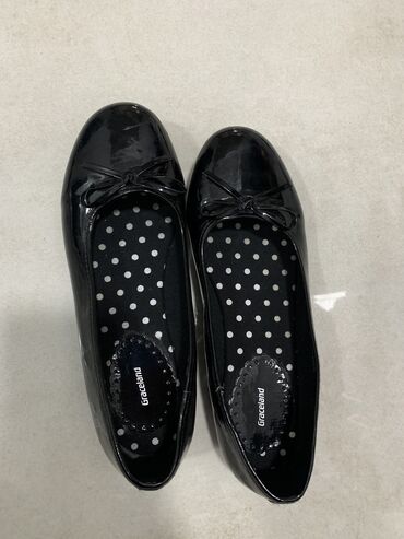 Dečija obuća: Lakovane crne baletanke cipele broj 35