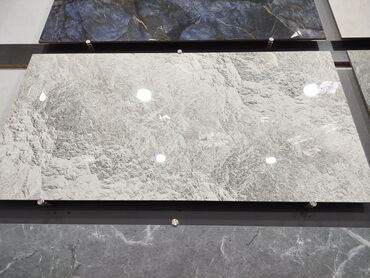 aqlay dasi: Dekorativ keramika plitəsi – iri ölçülü, daş teksturalı, gümüşü/boz