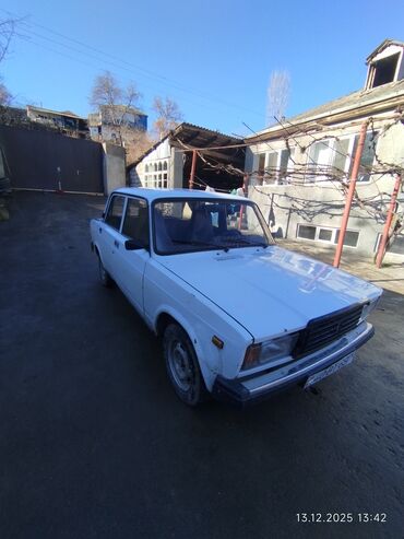 VAZ (LADA): VAZ 2107, ağ rəngli sedan Texniki xüsusiyyətlər: - Ban növü: 4 qapılı — 2